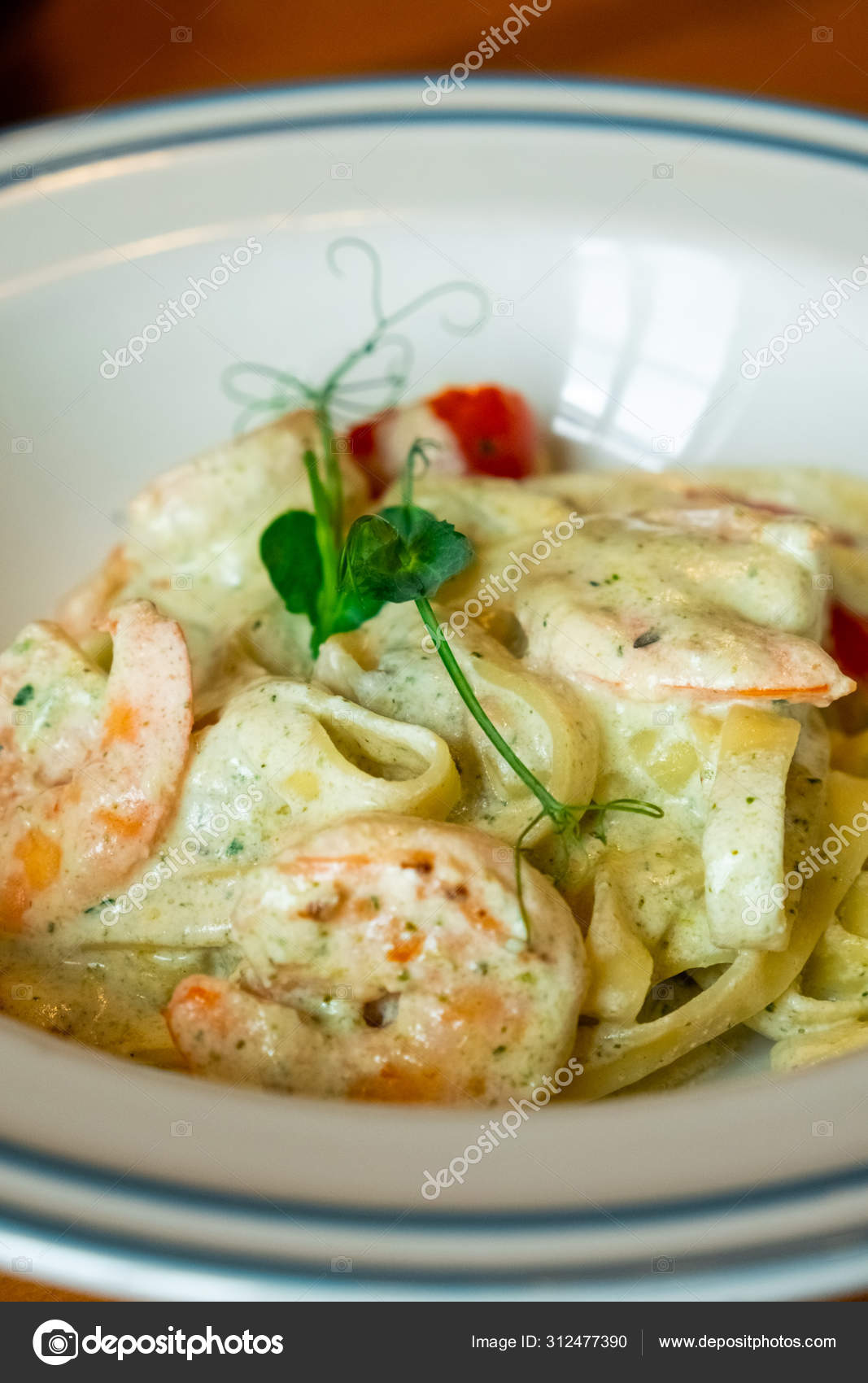 Italienisches Essen Garnelen Pasta In Cremiger Sauce Stockfoto C Olesemenova
