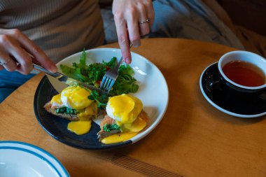 Avacado ve somon balıklı tost, Benedict yumurtası. Yeşiller ve kiraz.