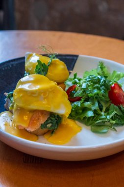 Avacado ve somon balıklı tost, Benedict yumurtası. Yeşiller ve kiraz.