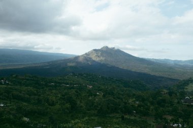 Kintam 'da yer alan volkan dağı ve Batur Gölü manzarası