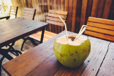 Açık bir kafe masasında hindistan cevizi aç. Çiğ yemek.