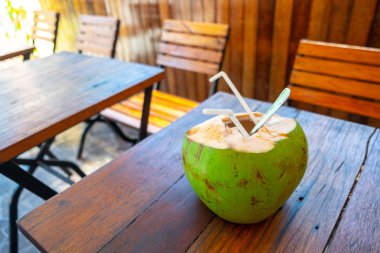 Açık bir kafe masasında hindistan cevizi aç. Çiğ yemek.