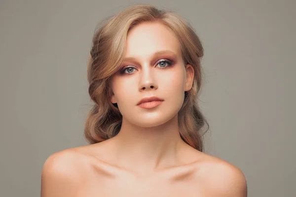 Portrait de mode d'une jeune femme avec un maquillage des yeux lumineux et — Photo