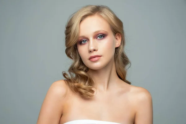 Fashion portrait of a  young woman with a bright eye make-up and — Stock Photo, Image