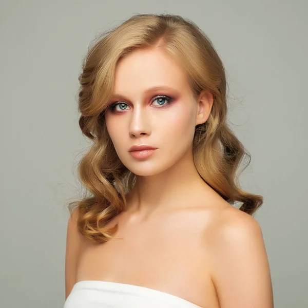Retrato de moda de uma jovem mulher com uma maquiagem olho brilhante e — Fotografia de Stock