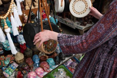 Ubud, Bali 'deki yerel pazarda hediyelik eşyalar