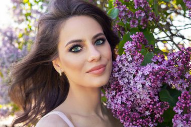 Güzel romantik bir bayanın açık hava portresi. Mükemmel makyaj ve saç stili.