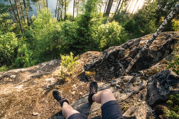 Piernas Zapatos Senderismo Hombre Solo Viaje Senderismo Las Montañas Nórdicas —  Fotos de Stock