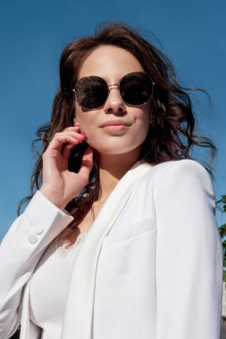 Güzel romantik bir bayanın açık hava portresi. Mükemmel makyaj ve saç stili..