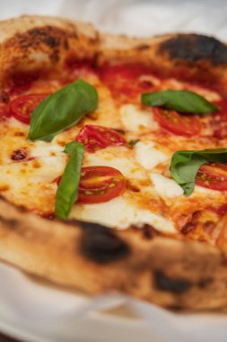 Domates, fesleğen ve Mozzarella peynirli pizza..