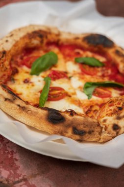 Domates, fesleğen ve Mozzarella peynirli pizza..