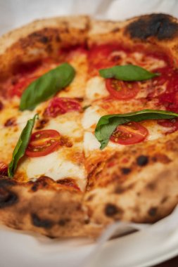 Domates, fesleğen ve Mozzarella peynirli pizza..