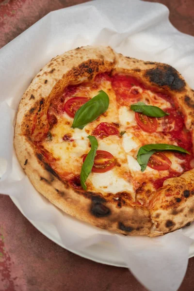 Pizza Margarita Paradicsommal Bazsalikom Mozzarella Sajt Közelről — Stock Fotó