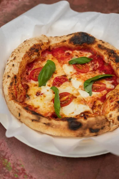 Pizza Margarita Met Tomaten Basilicum Mozzarella Kaas Close — Stockfoto