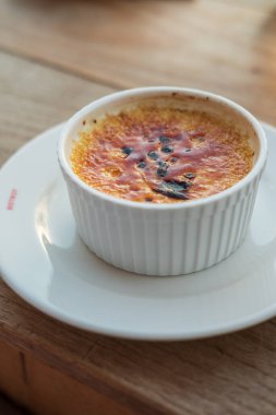 Creme brulee, üzerinde karamelize şeker bulunan geleneksel bir Fransız vanilyalı tatlısıdır..