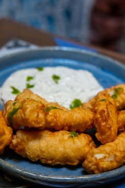 Bol soslu kızarmış kalamar. Deniz ürünleri..