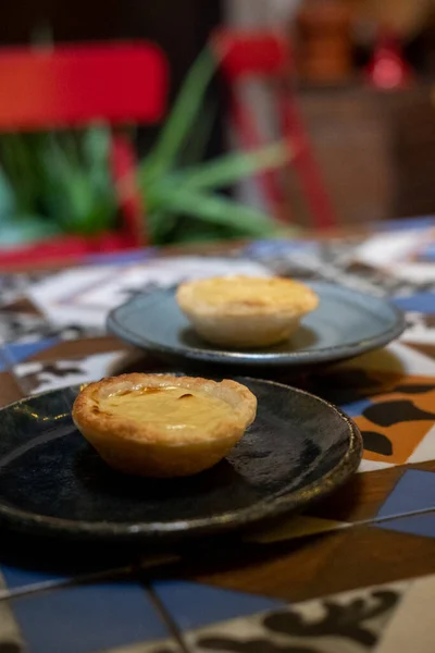 Eiertorte Auf Tablett Traditionelles Portugiesisches Dessert Pastell Nata Puddingtorten Einem — Stockfoto