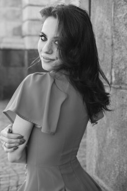 Güzel romantik bir bayanın açık hava portresi. Mükemmel makyaj ve saç stili.