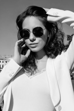 Güzel romantik bir bayanın açık hava portresi. Mükemmel makyaj ve saç stili..