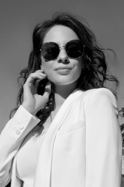 Güzel romantik bir bayanın açık hava portresi. Mükemmel makyaj ve saç stili..