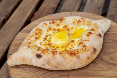 Khachapuri yumurta ve Gürcistan mutfağıyla yakın çekim yapıyor. Sokak yemeği..