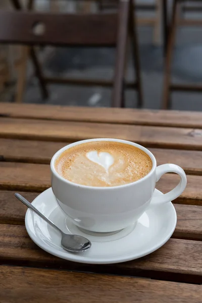 Café Arte Capuchino Latte Hecho Leche Mesa Madera Terraza Abierta — Foto de Stock