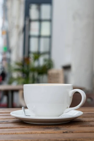Kawa Cappuccino Lub Latte Art Mleka Drewnianym Stole Otwartym Tarasie — Zdjęcie stockowe