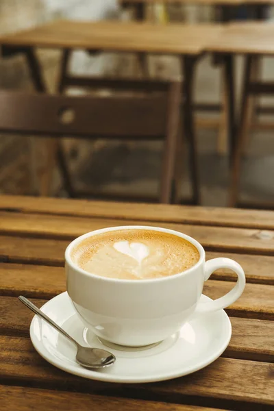 Café Arte Capuchino Latte Hecho Leche Mesa Madera Terraza Abierta — Foto de Stock