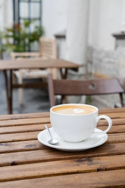 Kawa Cappuccino Lub Latte Art Mleka Drewnianym Stole Otwartym Tarasie — Zdjęcie stockowe