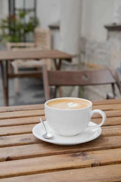 Café Arte Capuchino Latte Hecho Leche Mesa Madera Terraza Abierta — Foto de Stock