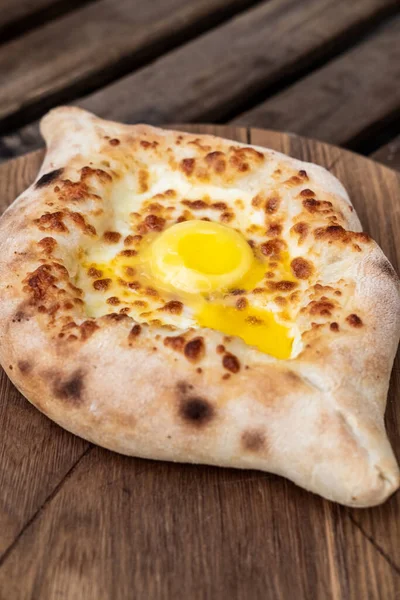 Khachapuri yumurta ve Gürcistan mutfağıyla yakın çekim yapıyor. Sokak yemeği..