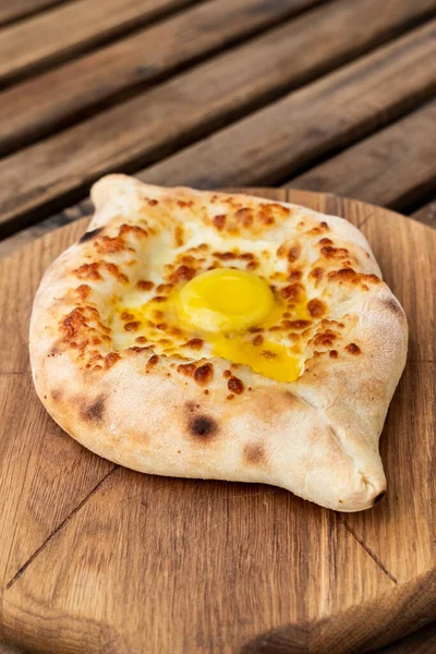 Khachapuri yumurta ve Gürcistan mutfağıyla yakın çekim yapıyor. Sokak yemeği..