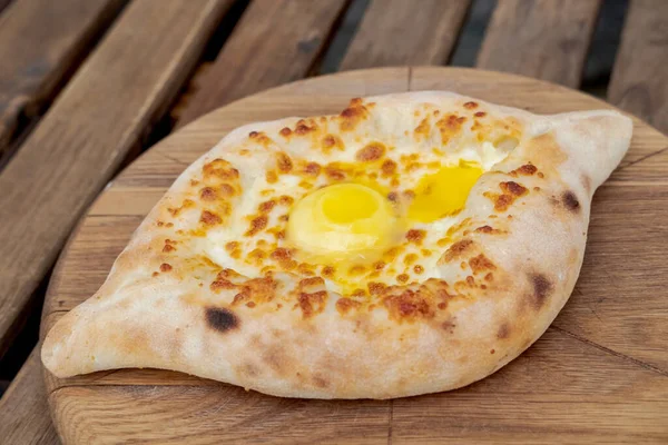 Khachapuri yumurta ve Gürcistan mutfağıyla yakın çekim yapıyor. Sokak yemeği..