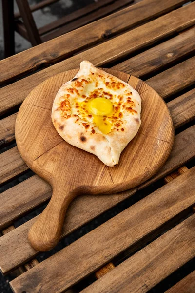 Concentration Sélective Khachapuri Adjarian Khachapuri Chaud Maison Frais Avec Oeuf Images De Stock Libres De Droits