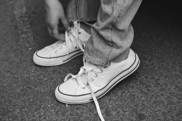 Das Mädchen Bindet Die Schnürsenkel Weiße Stoffturnschuhe Streetstyle — Stockfoto