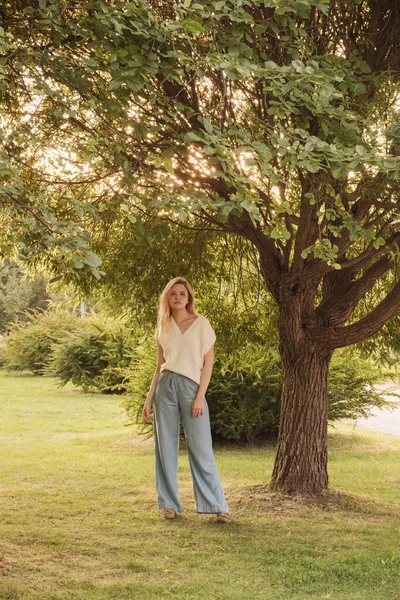 Outdoor Modeporträt Einer Jungen Frau Mit Glattem Blonden Haar Bei — Stockfoto