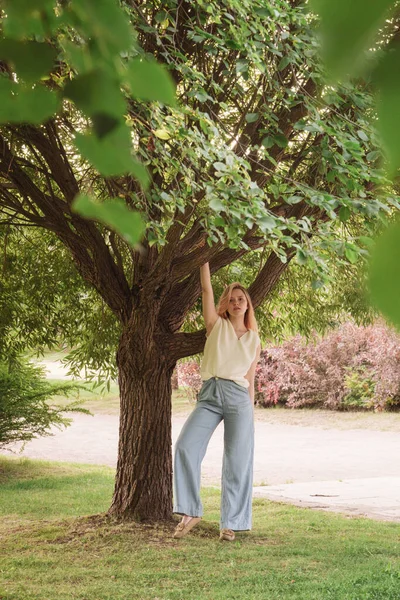 Outdoor Modeporträt Einer Jungen Frau Mit Glattem Blonden Haar Bei — Stockfoto