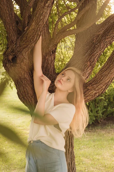 Outdoor Modeporträt Einer Jungen Frau Mit Glattem Blonden Haar Bei — Stockfoto