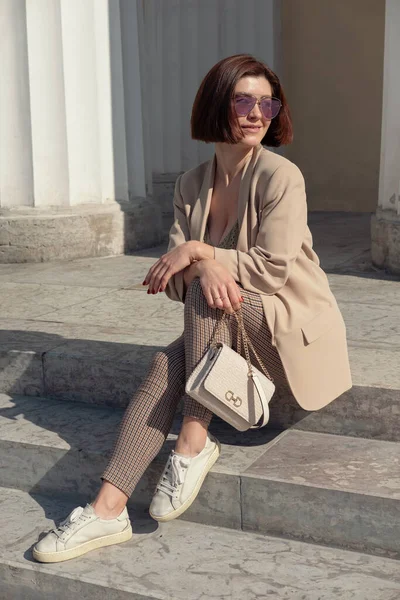 Retrato Moda Aire Libre Una Joven Mujer Sentada Los Escalones — Foto de Stock