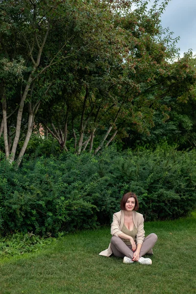 Outdoor Mode Porträt Einer Jungen Frau Sitzt Unter Einem Baum — Stockfoto