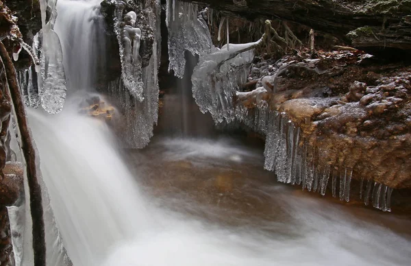 Liten Skog Creek Första Dagen Vintern Isande Kallt Istapp Skapelser — Stockfoto