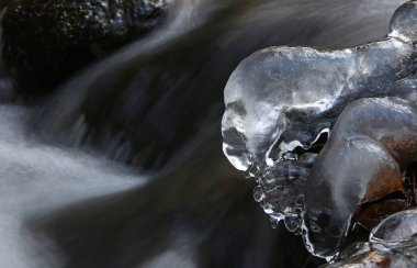 Kış ilk günü. Küçük orman Creek dondurucu soğuk buz oluşturma.