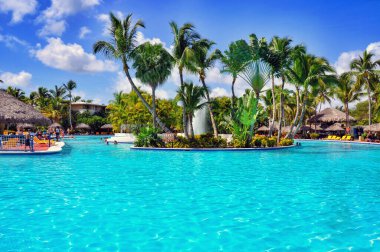 Punta Cana, Dominik Cumhuriyeti - 25 Mart 2010: Hotel Catalonia Royal Bavaro, Plaj Oteli yüzme havuzu Palmiye ağaçlarıyla çevrili.