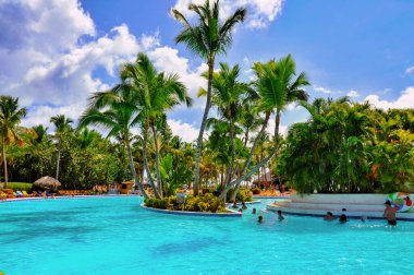 Punta Cana, Dominik Cumhuriyeti - 25 Mart 2010: Hotel Catalonia Royal Bavaro, Plaj Oteli yüzme havuzu Palmiye ağaçlarıyla çevrili.