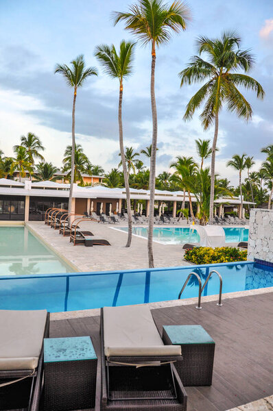 Пунта-Кана, Доминиканская Республика - 25 марта 2010 года: Hotel Catalonia Royal Bavaro, Beach hotel resort swimming pool in palm trees