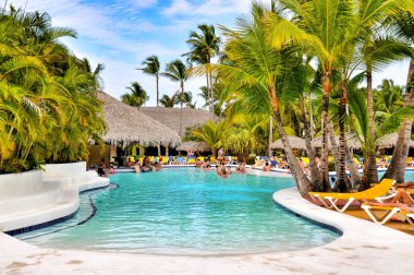 Punta Cana, Dominik Cumhuriyeti - 19 Mart 2010: Hotel Catalonia Royal Bavaro, Plaj Oteli yüzme havuzu Palmiye ağaçlarıyla çevrili.