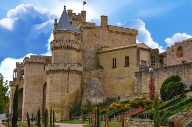 İspanyol kalesi ve mavi gökyüzü Olite, Navarre 'da