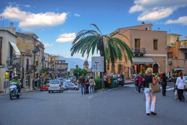 TAORMINA, İtalya - 28 Eylül 2009: Taormina, Sicilya 'da yürüyen turistler