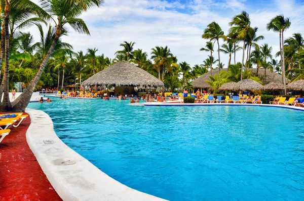 Punta Cana, Dominik Cumhuriyeti - 19 Mart 2010: Hotel Catalonia Royal Bavaro, Plaj Oteli yüzme havuzu Palmiye ağaçlarıyla çevrili.