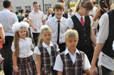 Krasnodar, Rusya - Eylül, 1 2014: Lise öğrencileri ilk kez birinci sınıf öğrencilere liderlik ediyor